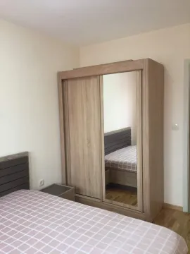 Namještena spavaća soba sa bračnim krevetom i velikim ormarom sa ogledalom. - image 5