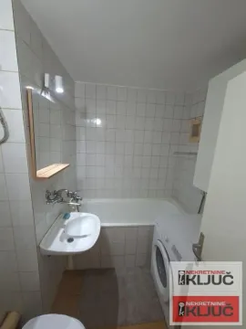 Manje kupatilo sa kadom, umivaonikom i veš mašinom. - image 9