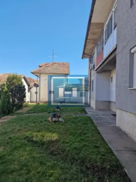 Dvorište sa travnjakom i pogledom na fasadu zgrade. - image 11