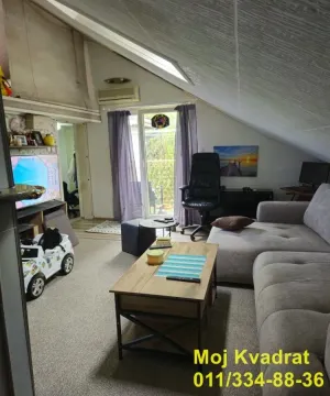 Dnevna soba sa garniturom, stočićem i izlazom na terasu u potkrovlju. - image 7