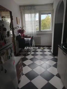 Kuhinja sa trpezarijskim delom i crno-belim keramičkim pločicama na podu. - image 7