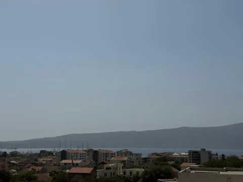 Pogled na grad i more sa terase. - image 3