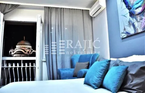 Furnished bedroom with a double bed and a view of the temple. - image 11