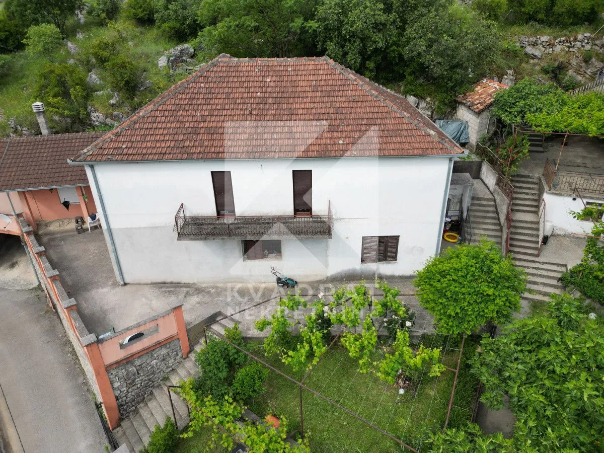 Sale, house, 300m², Malo Brdo, Podgorica