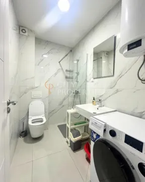 Manje kupatilo sa tuš kabinom, umivaonikom, WC šoljom i veš mašinom. - image 4