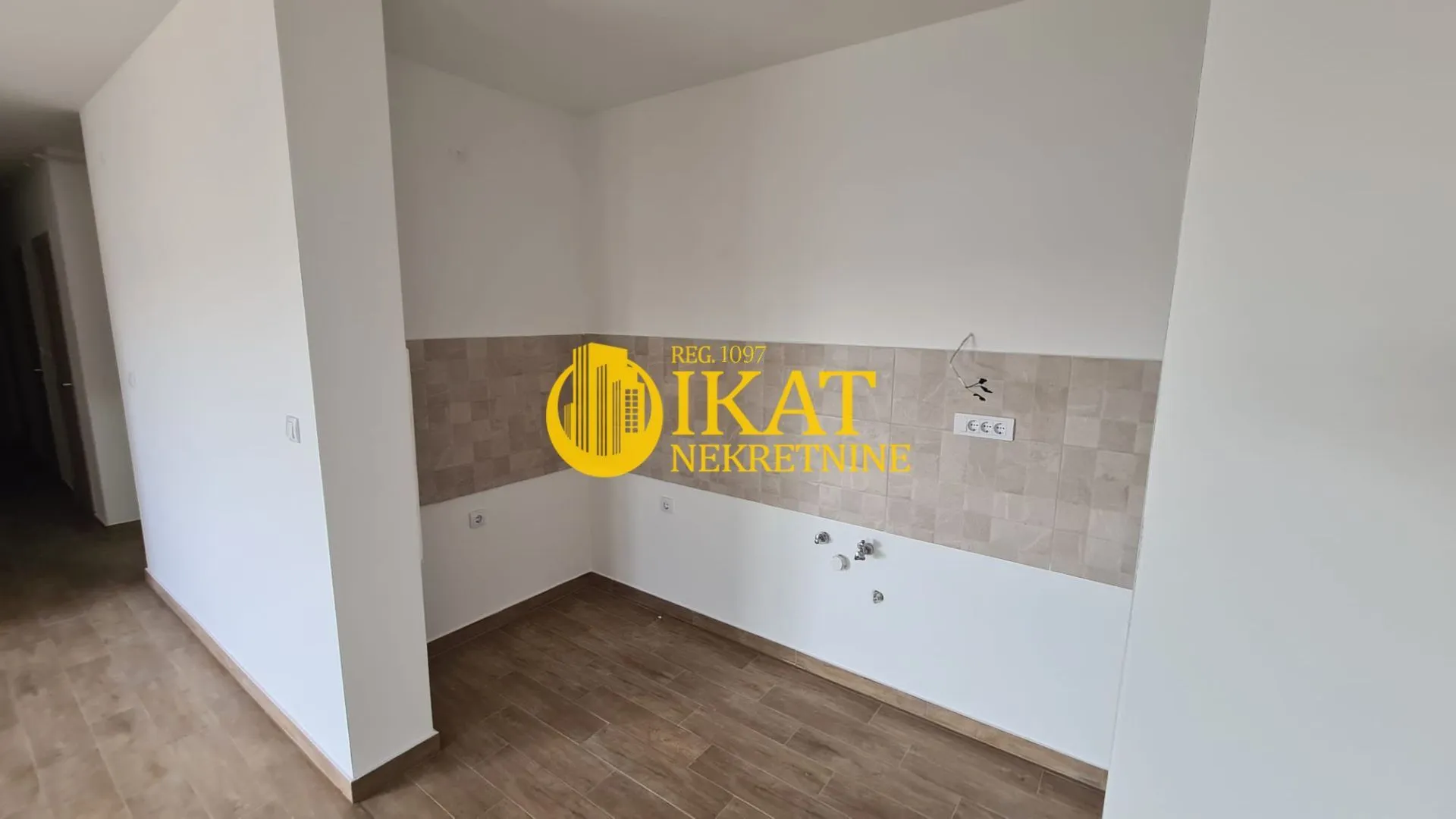 Prodaja, četvorosoban stan, 95m², Centar, Stara Pazova