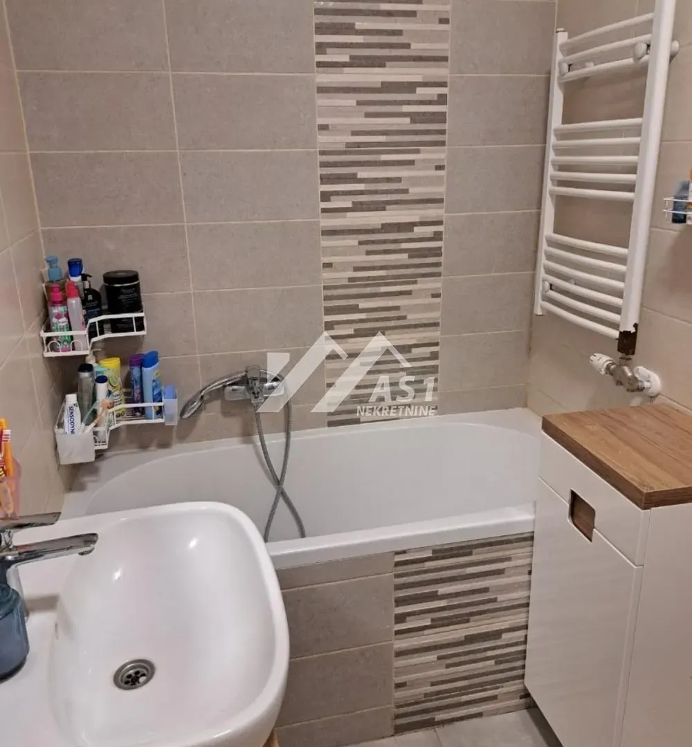 Izdavanje, trosoban stan, 63m², Salajka, Novi Sad Sve Podlokacije