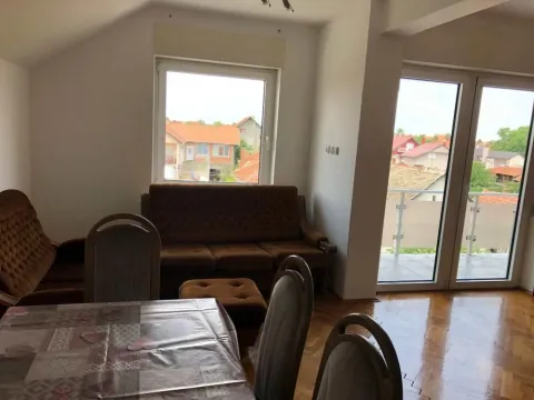 Izdavanje, trosoban stan, 112m², Centar, Inđija - image 6