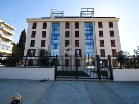 Izdavanje, poslovni prostor, 100m², Centar, Podgorica - image 1