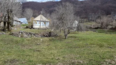 Seosko imanje sa kućom i voćnjakom u prizemnom dijelu brdovitog pejzaža. - image 10