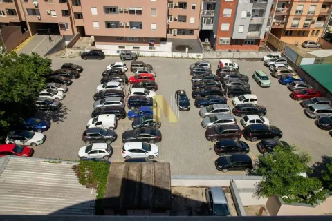 Pogled odozgo na parking prostor sa parkiranim automobilima. - image 16