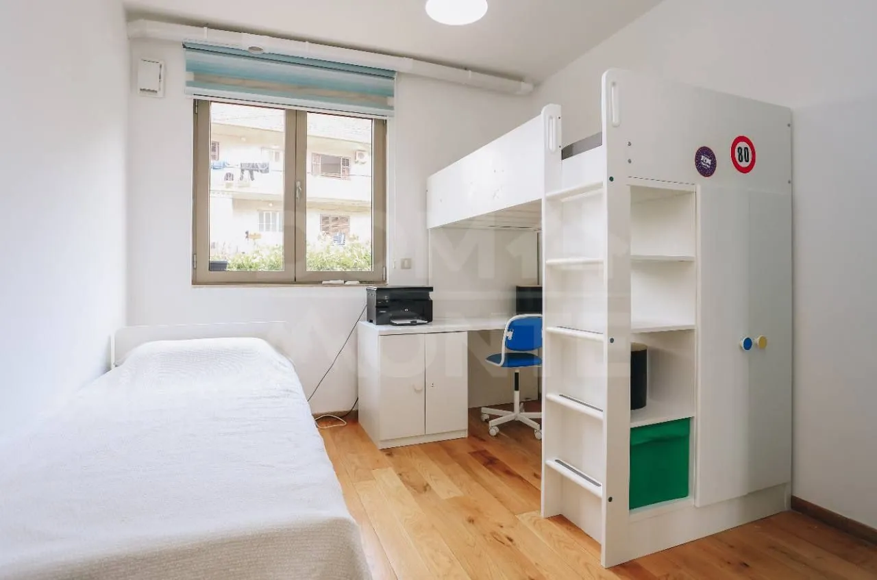 Izdavanje, dvosoban stan, 80m², Tivat, Crna Gora
