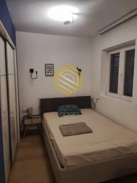 Manja spavaća soba sa bračnim krevetom, plakarom i prozorom. - image 6