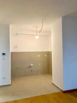 Nedovršen prostor kuhinje sa zidnim pločicama i izvedenim instalacijama. - image 8