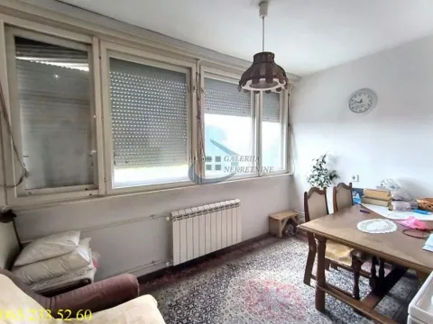 Dnevna soba sa trpezarijskim stolom, prozorima i radijatorom. - image 13
