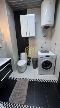 Savremeno opremljeno kupatilo sa veš mašinom i bojlerom. - image 13