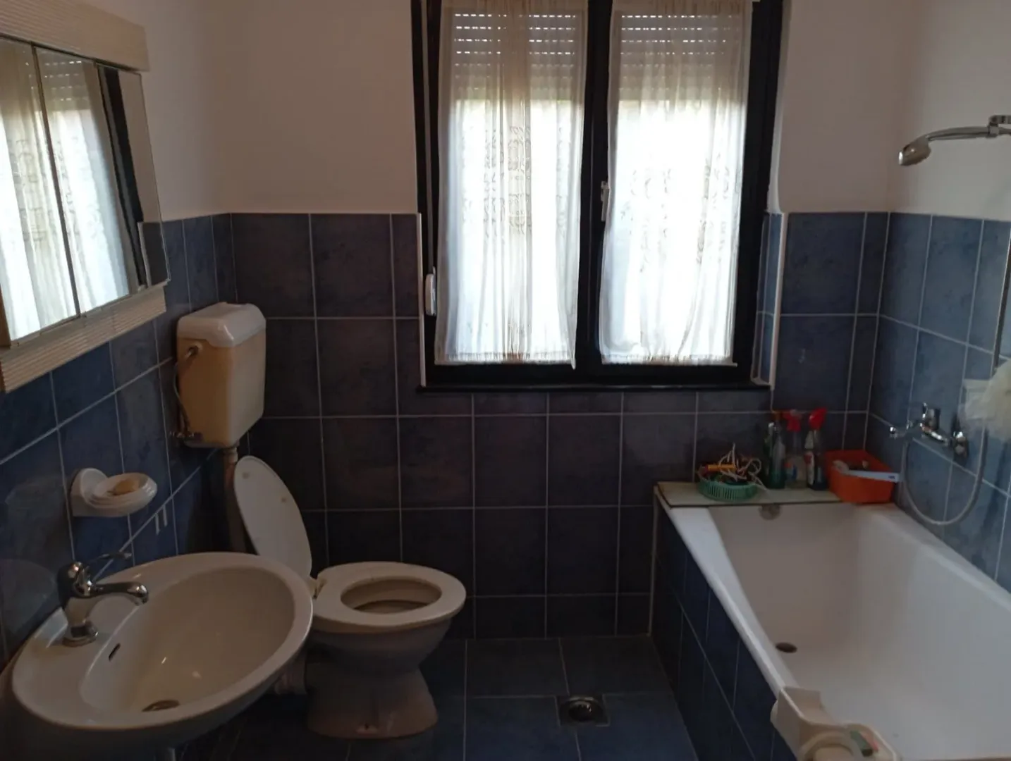 Manje kupatilo sa kadom, umivaonikom i toaletom.