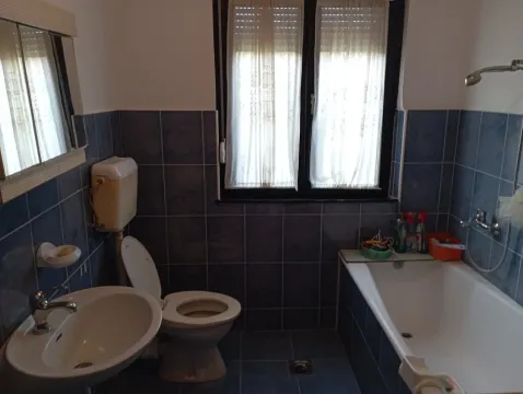 Manje kupatilo sa kadom, umivaonikom i toaletom. - image 9