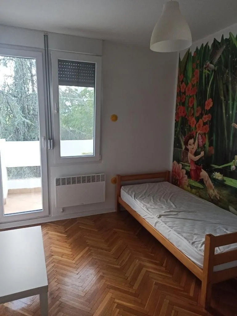 Izdavanje, dvosoban stan, 80m², Blok 6, Podgorica