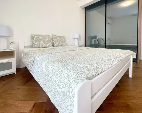 Spavaća soba sa bračnim krevetom, noćnim stočićima i velikim ugradnim garderoberom sa ogledalima. - image 14