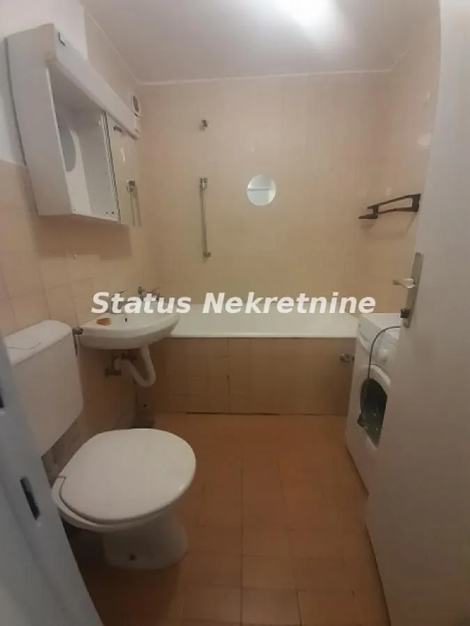 Kupatilo opremljeno sanitarijama, kadom i veš mašinom.
