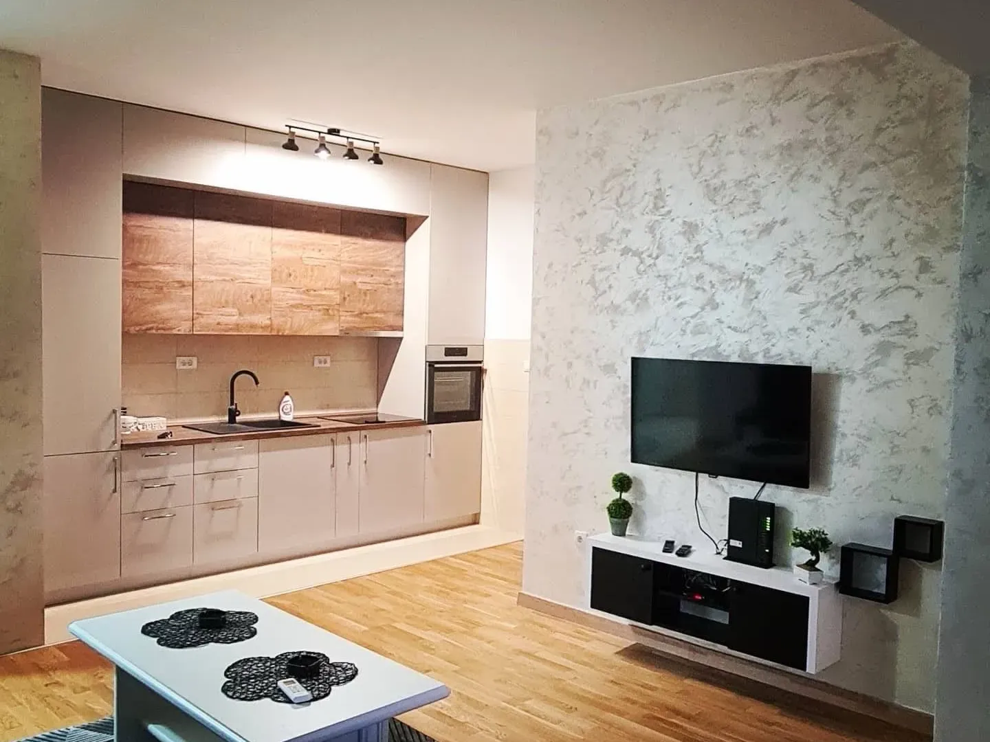 Izdavanje, jednosoban stan, 54m², Centar, Podgorica
