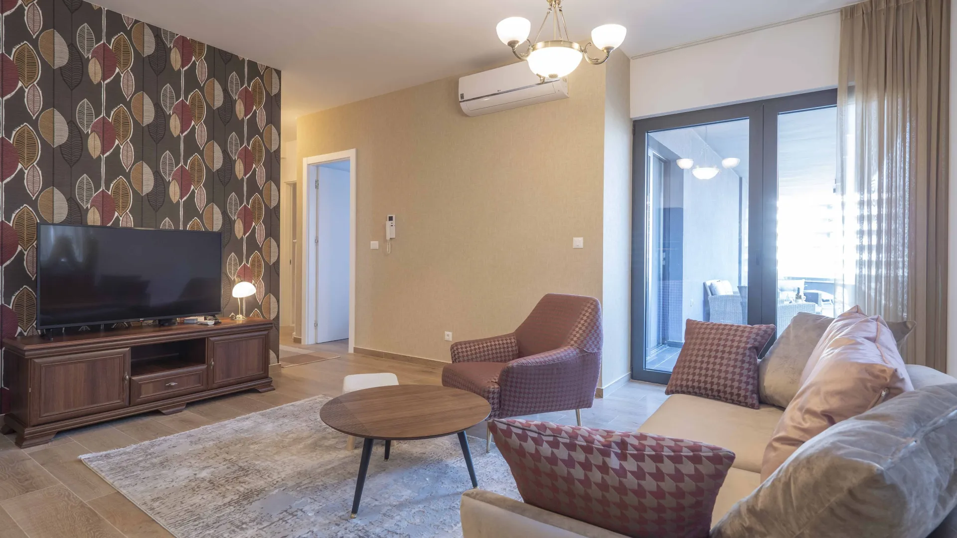 Izdavanje, dvosoban stan, 80m², Gospoština, Budva