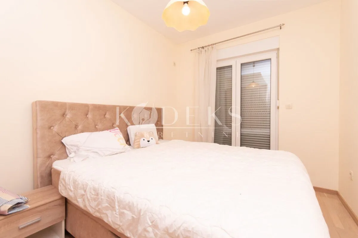 Furnished bedroom with a double bed and access to the terrace.