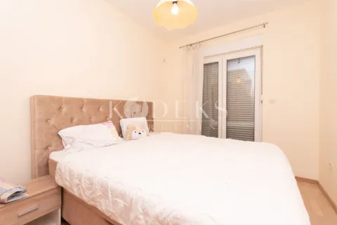 Furnished bedroom with a double bed and access to the terrace. - image 7