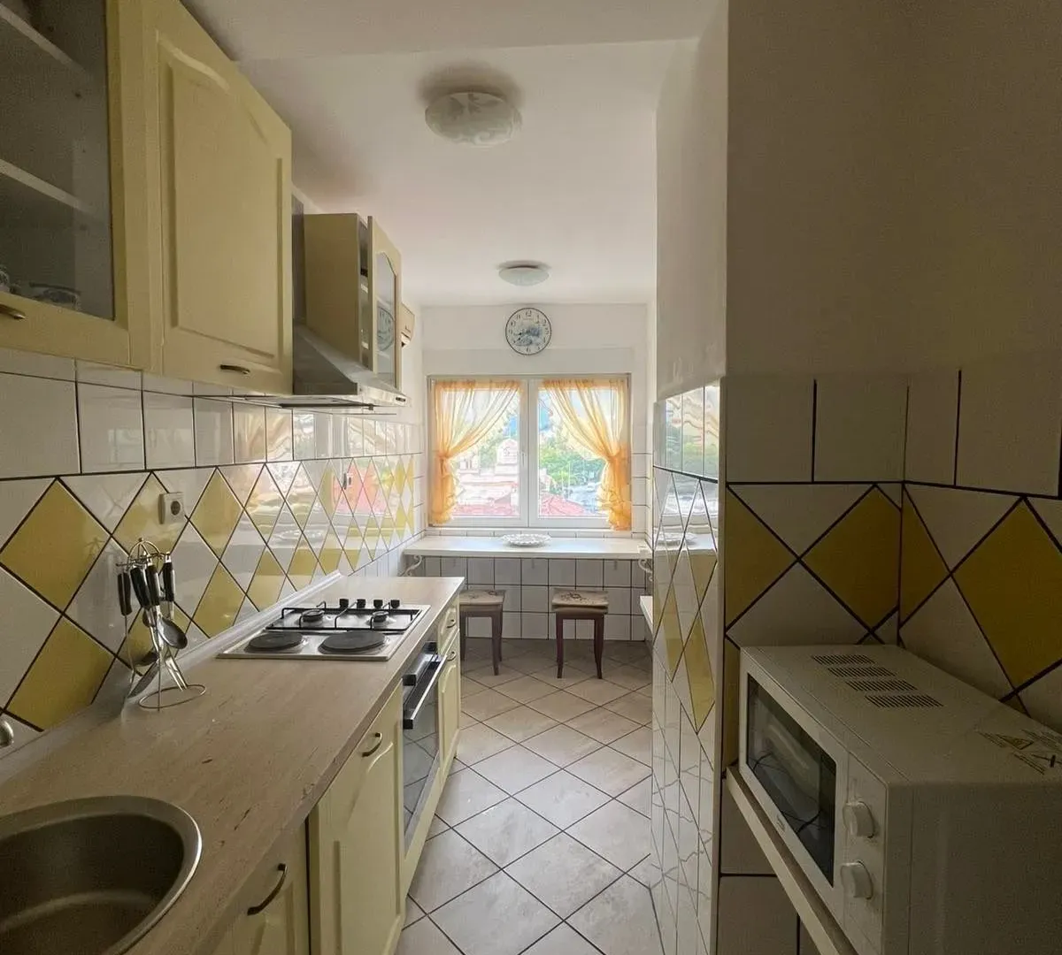 Izdavanje, jednosoban stan, 70m², Centar, Tivat