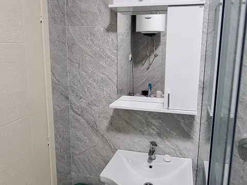 Izdavanje, kuća, 70m², Radanovići, Kotor - image 14