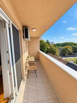 Natkriveni balkon sa garniturom za sedenje i pogledom na okolinu. - image 11