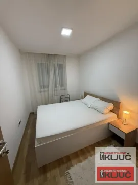 Manja spavaća soba sa bračnim krevetom i noćnim stočićem. - image 7