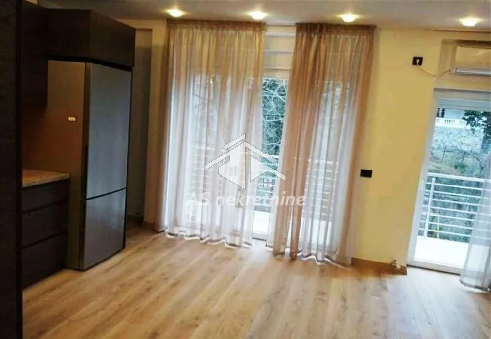 Izdavanje, četvorosoban stan, 120m², Senjak, Beograd