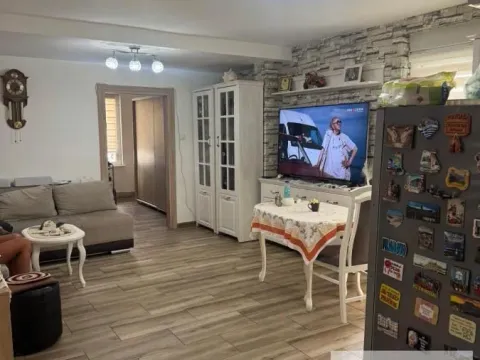 Prodaja, četvorosoban stan, 66m2, Centar, Stara Pazova