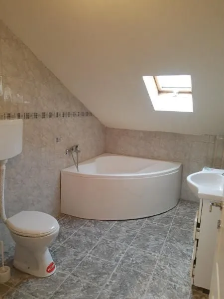 Izdavanje, četvorosoban stan, 180m², Petlovo Brdo, Beograd