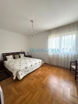 Prostrana spavaća soba sa bračnim krevetom, parketom i velikim prozorom. - image 8