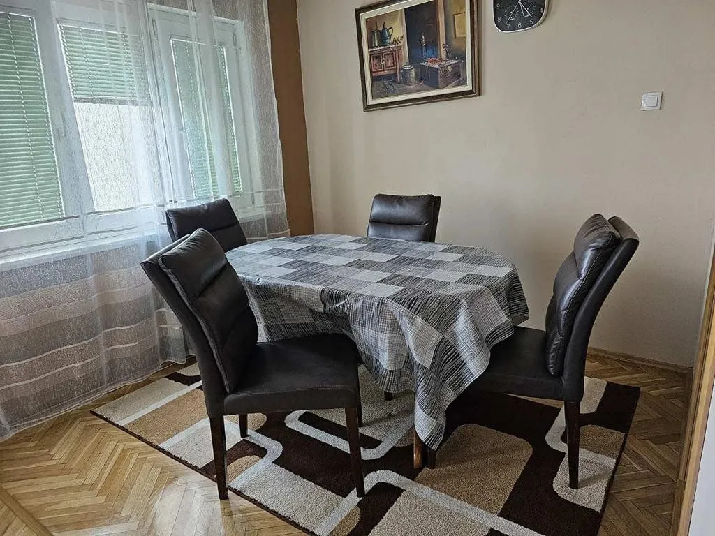 Trpezarijski sto sa stolicama u dnevnom boravku.