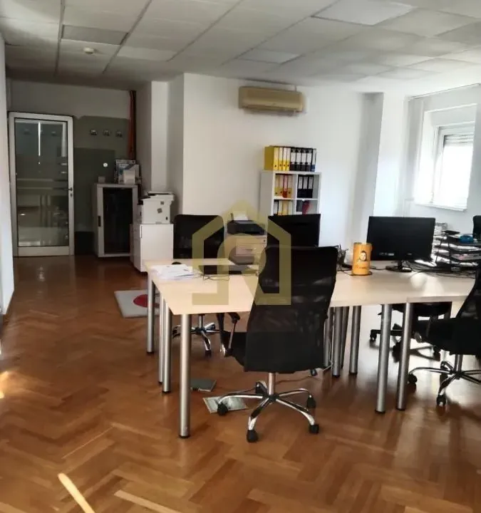 Izdavanje, poslovni prostor, 207m², Stari Grad, Beograd