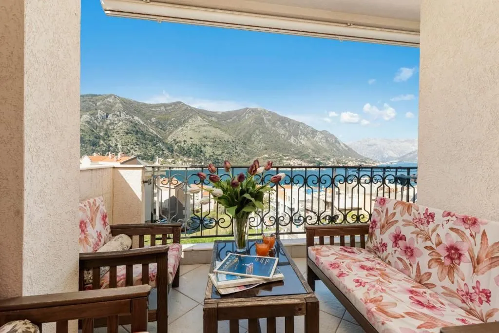 Izdavanje, dvosoban stan, 57m², Dobrota, Kotor