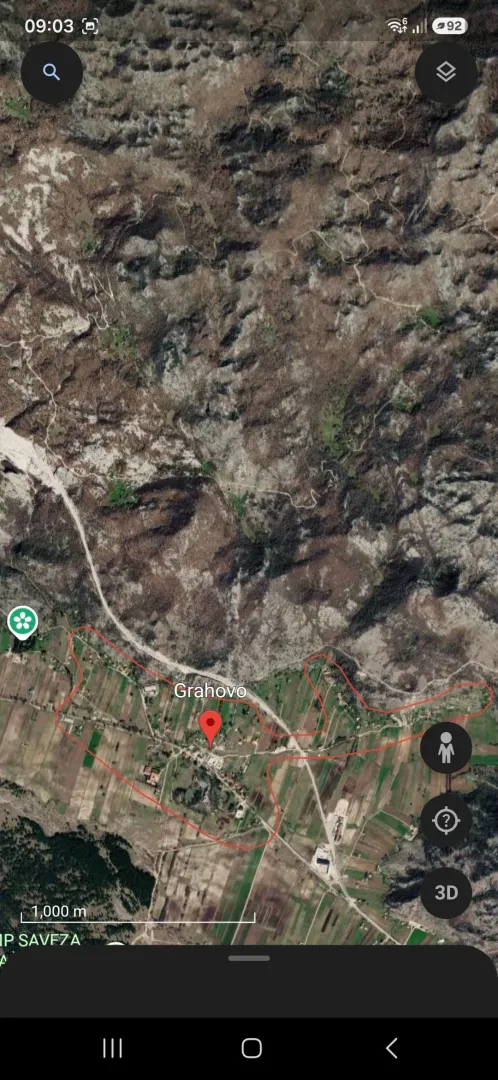 Satelitski snimak terena sa označenom lokacijom i granicama parcele.