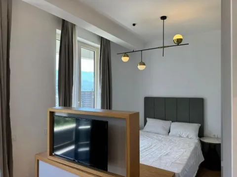 Moderna spavaća soba sa bračnim krevetom i televizorom. - image 4