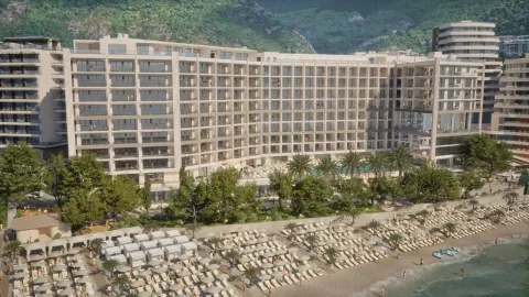 Pogled na moderan hotelski kompleks i plažu sa ležaljkama. - image 7