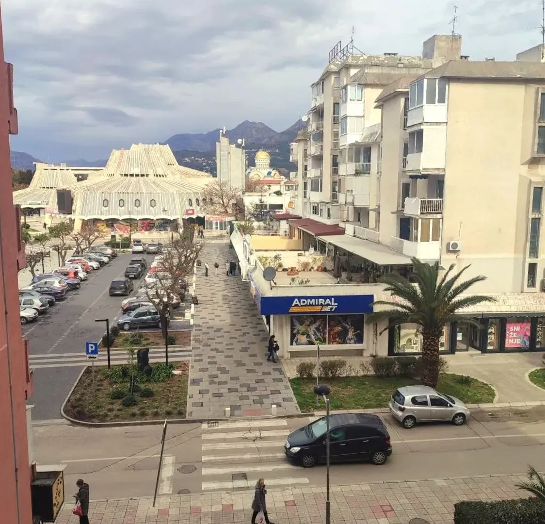 Izdavanje, jednosoban stan, 50m², Centar, Bar