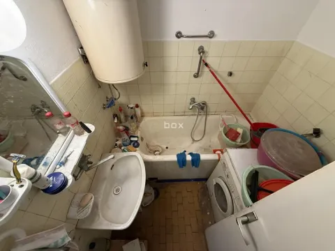 Starije kupatilo sa kadom, umivaonikom i bojlerom. - image 12
