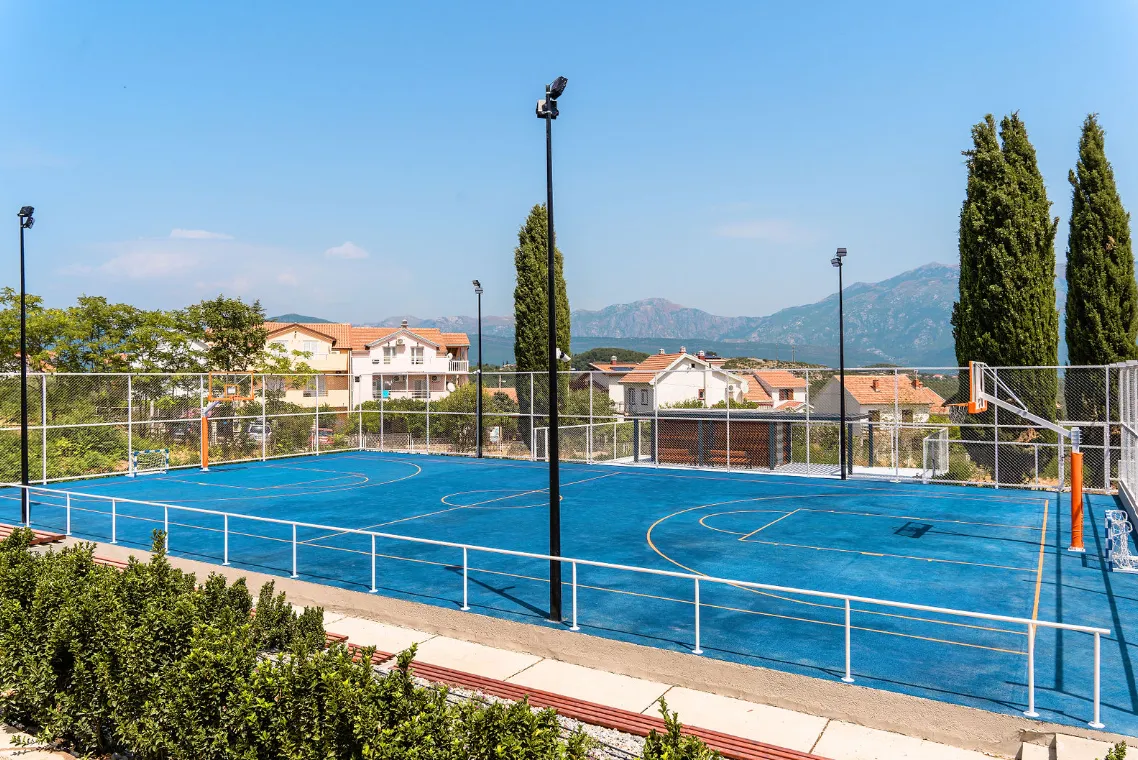 Sportska terasa sa igralištem i pogledom na okolinu.