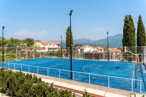 Sportska terasa sa igralištem i pogledom na okolinu. - image 4