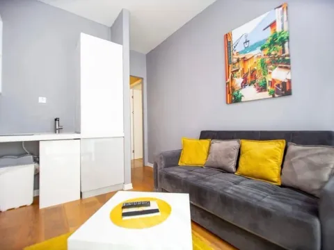 Daily-rent, one bedroom apartment, 40m², Centar, Budva - image 2