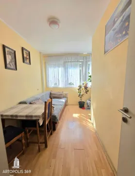 Manja dnevna soba sa garniturom za sedenje i trpezarijskim stolom. - image 6