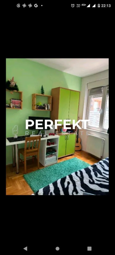 Dečja soba sa radnim stolom, ormarom i krevetom.